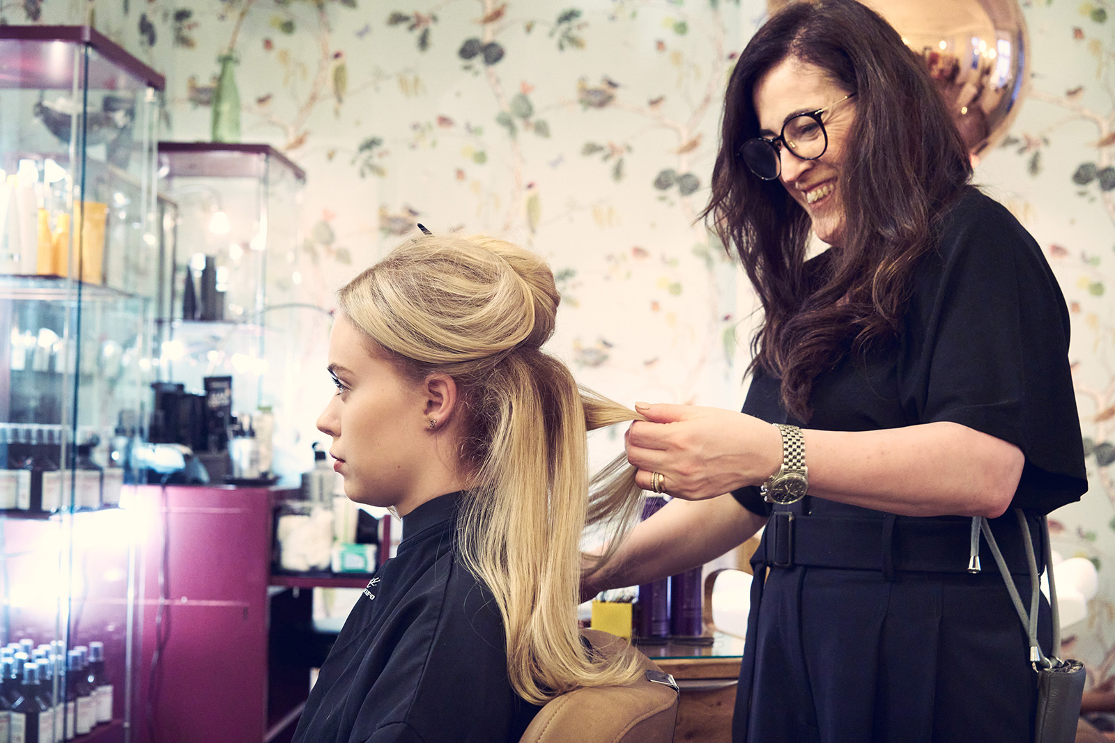 Christine Wegscheider beim Haare schneiden